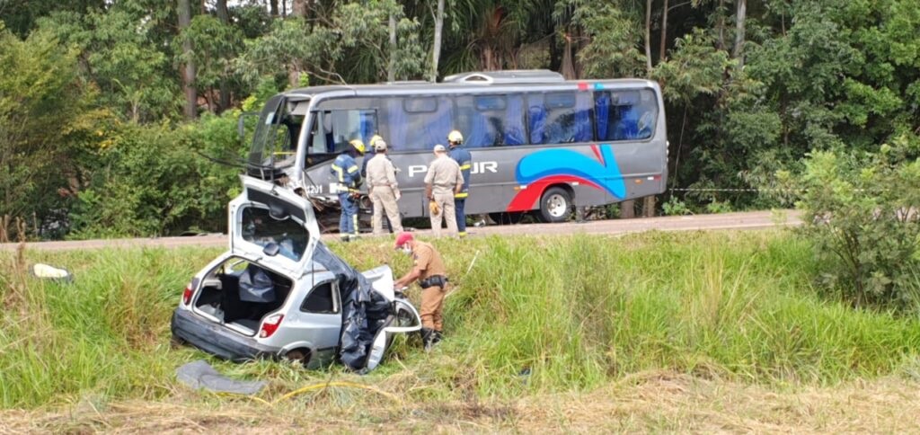 Colisão frontal com ônibus mata motorista de carro e fere passageira gravemente