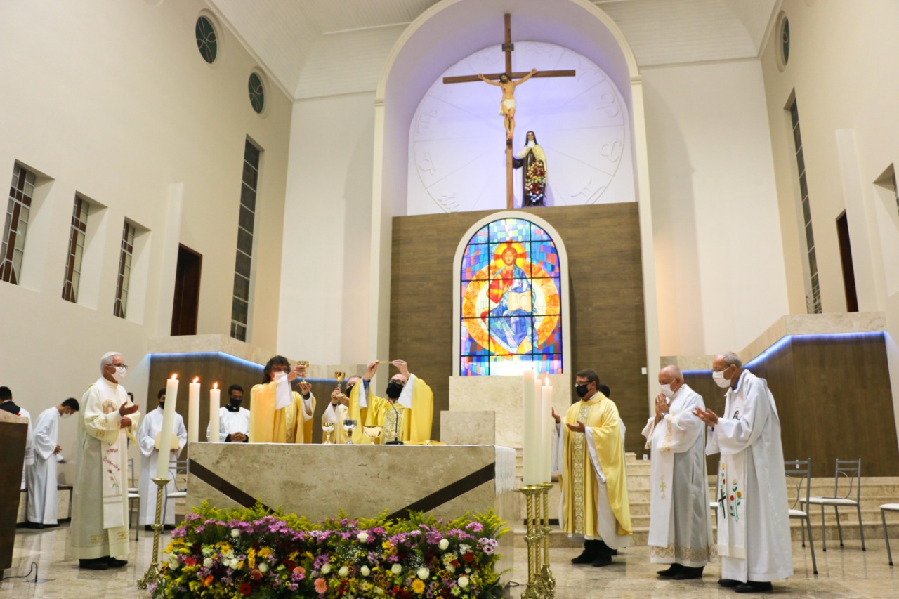 Bispo faz dedicação da Santa Teresinha em Ponta Grossa