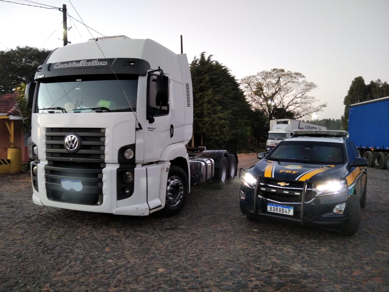 PRF recupera caminhão roubado, resgata o condutor e prende suspeitos envolvidos em roubo de carga