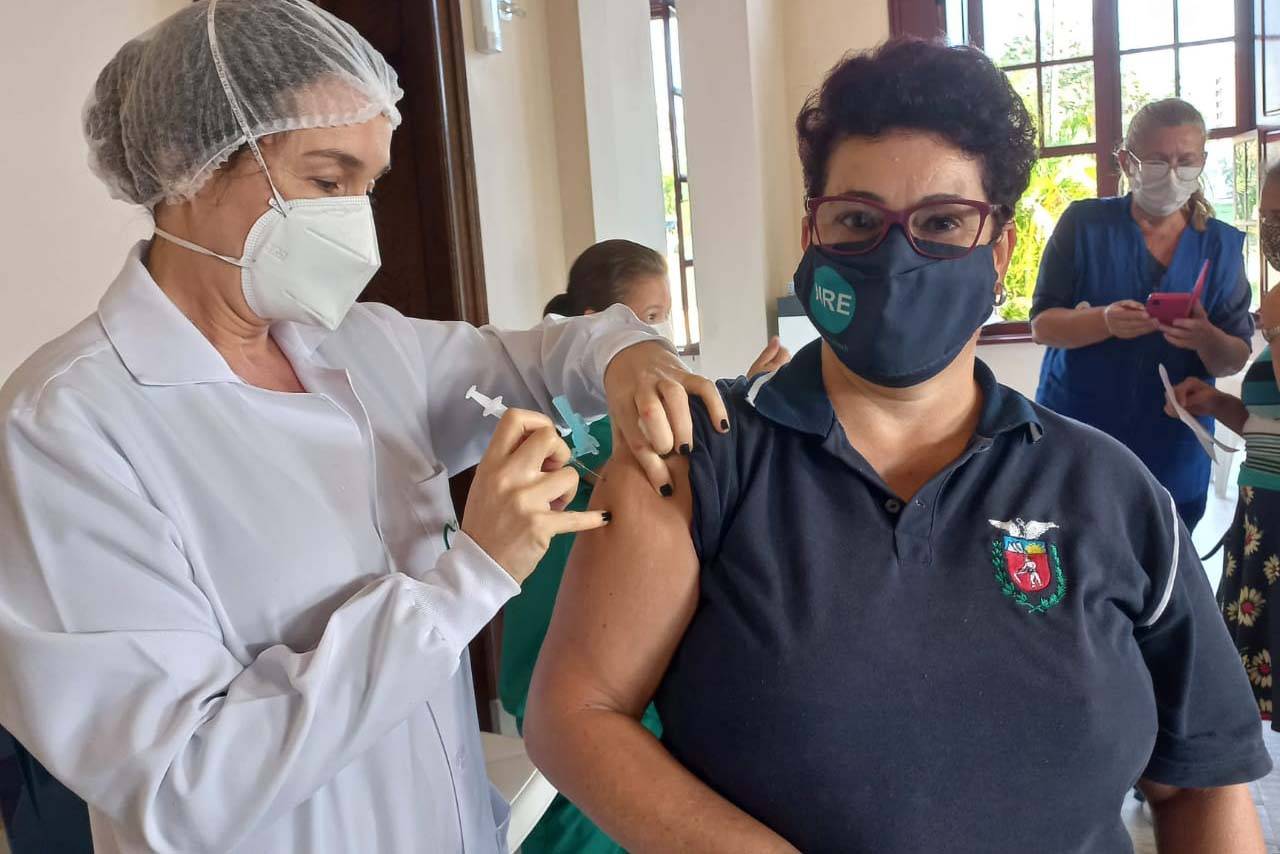 Paraná ultrapassa 1,4 mil trabalhadores da educação vacinados contra a Covid-19
