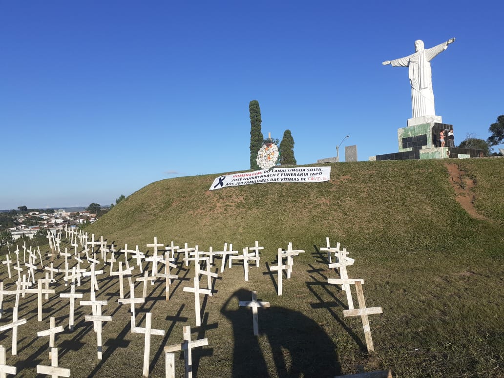 Morro do Cristo ganha cruzes em homenagem às vítimas de Covid-19