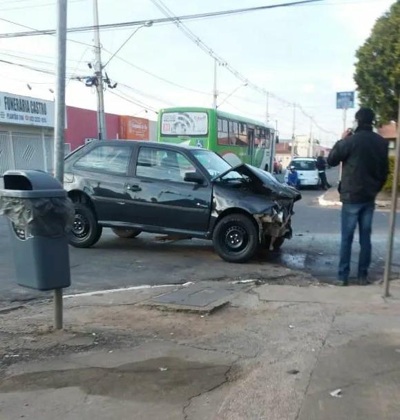 Colisão deixa passageiro ferido na Vila Rio Branco