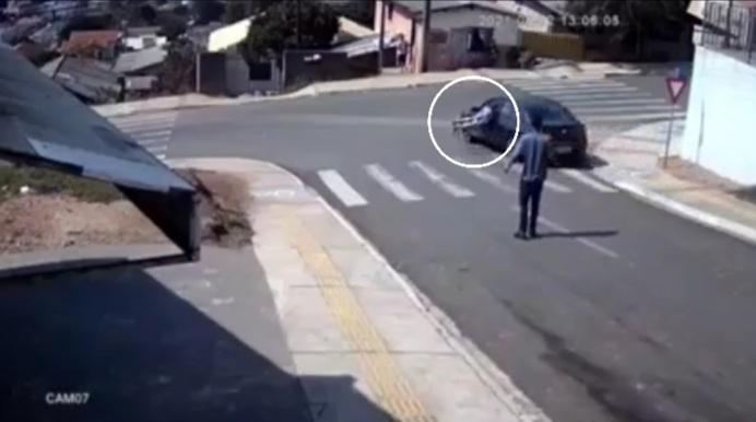 Câmera de segurança registra homem pulando em janela de carro desgovernado em Castro