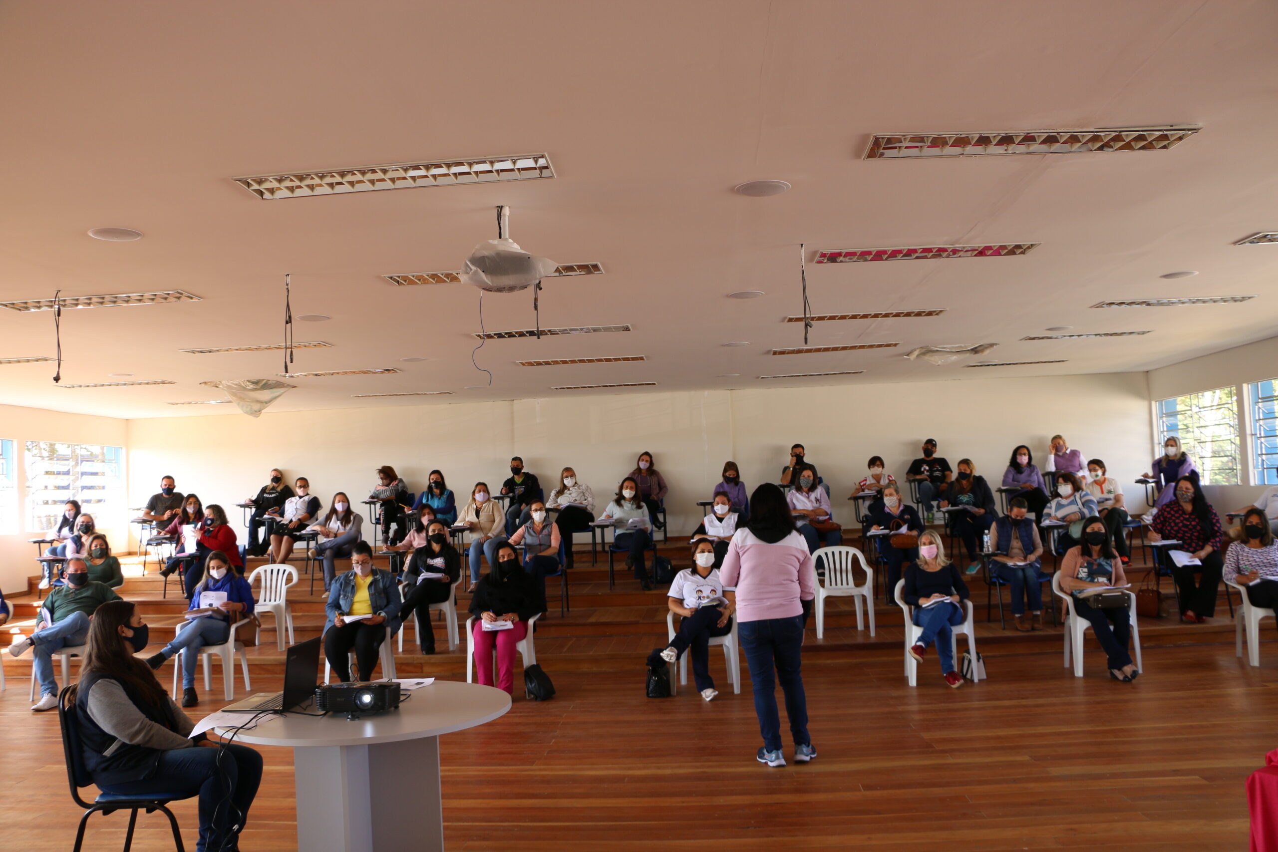 Diretores de escolas participam de reunião de trabalho em Castro