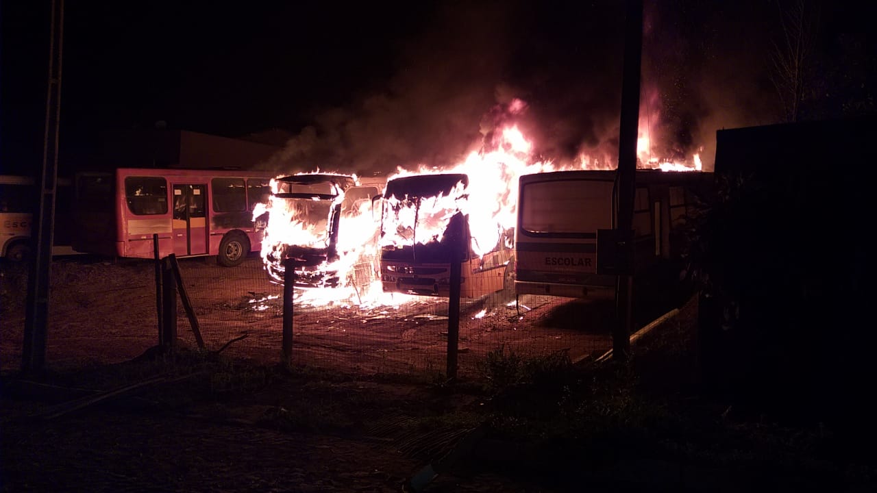 Incêndio consome seis ônibus em Ipiranga