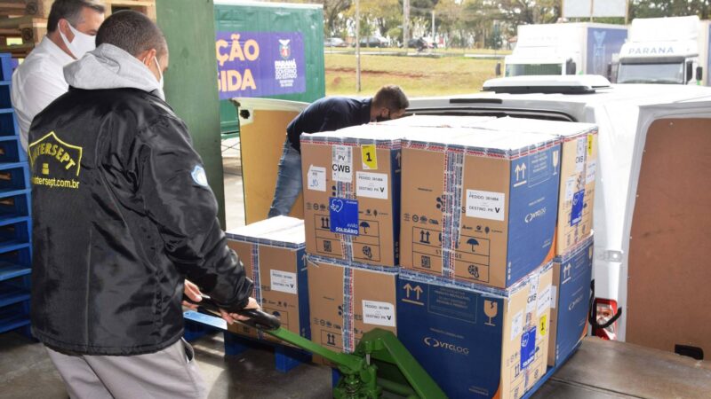 Paraná recebe doses e começa a distribuir 158,6 mil vacinas contra a Covid-19; veja divisão