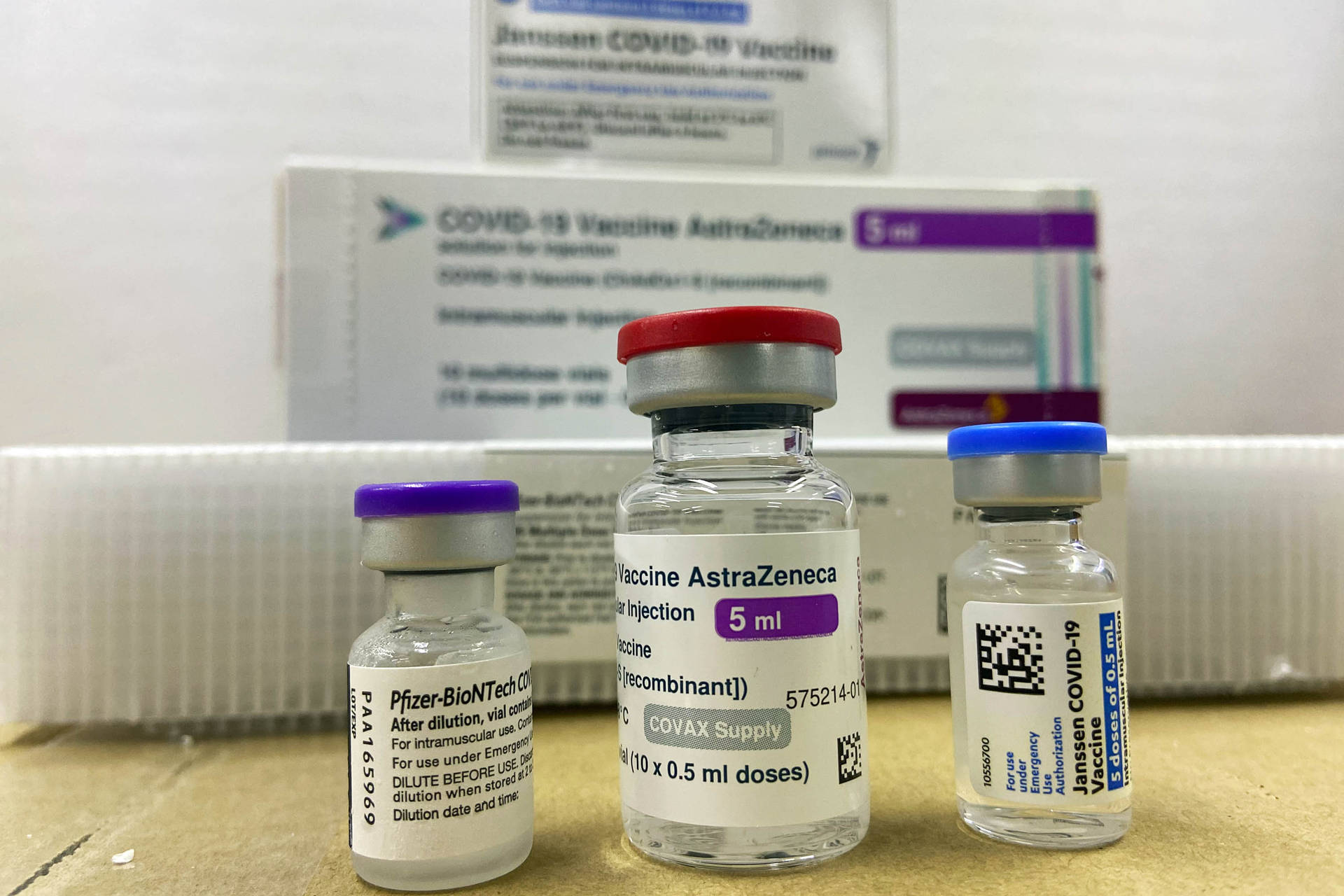 Paraná recebe mais 279,2 mil vacinas contra a Covid-19; distribuição começa no sábado