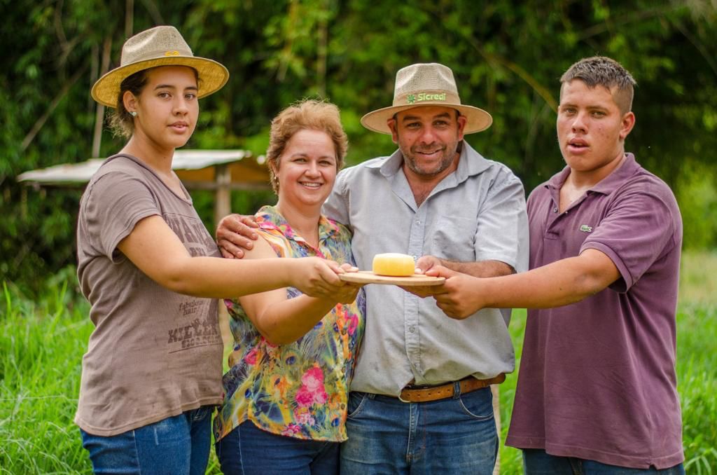 Família paranaense fatura medalha de prata em concurso de queijo mais importante do mundo