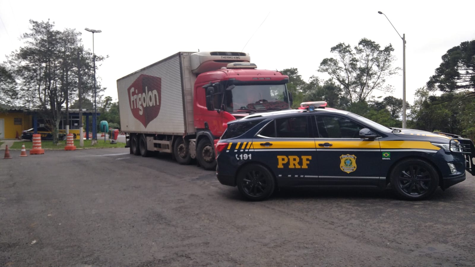 PRF recupera caminhão e resgata motorista de assalto na região