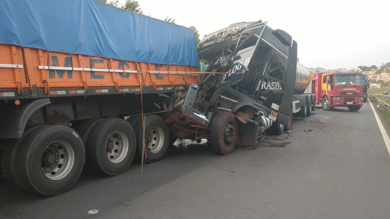 Vídeo registra colisão traseira entre caminhões   na PR-151