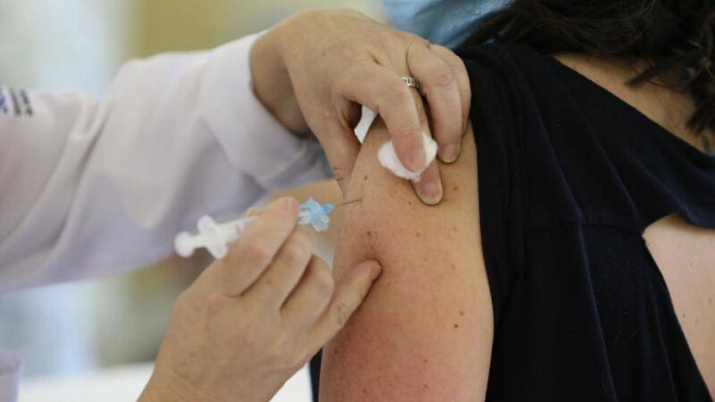 Paraná atinge 90% da população adulta vacinada com a 1ª dose contra a Covid-19