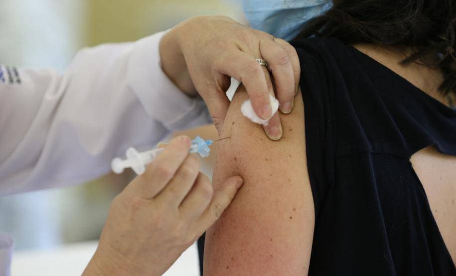 Paraná atinge 90% da população adulta vacinada com a 1ª dose contra a Covid-19