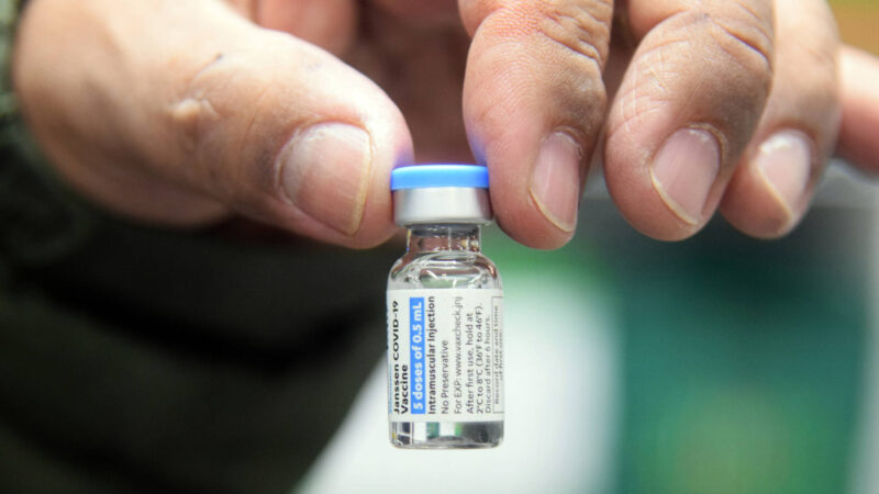 Paraná recebe mais vacinas e anuncia início da aplicação da dose de reforço
