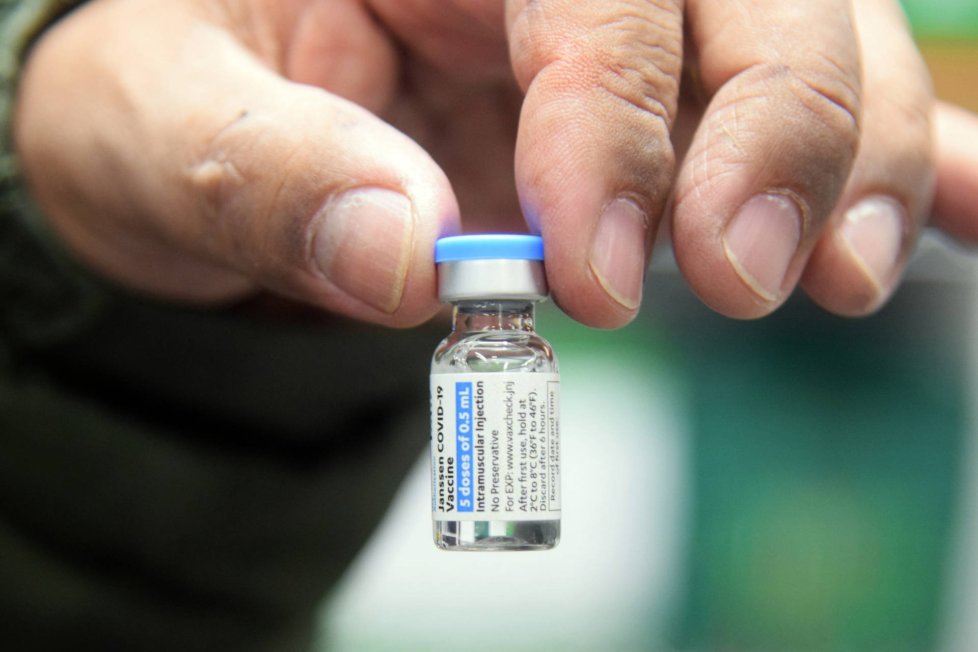 Paraná recebe mais vacinas e anuncia início da aplicação da dose de reforço