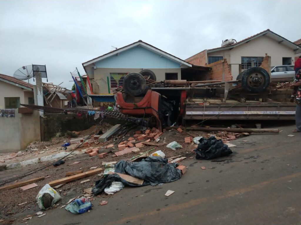 Família pede ajuda para reconstrução de parte da casa atingida pelo caminhão