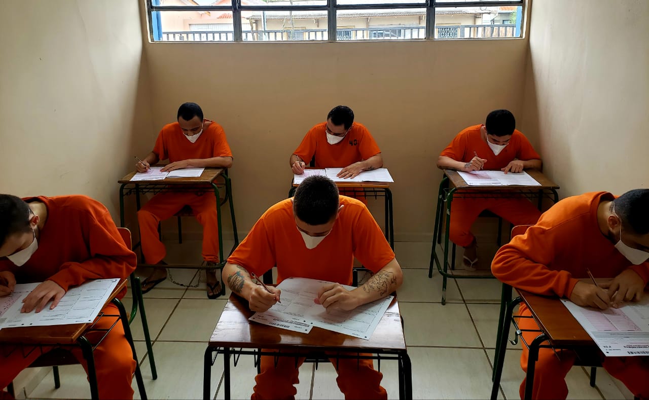 45 detentos da Cadeia Pública de Castro realizam provas do Encceja