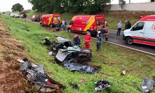 Colisão na PR-180 mata cinco pessoas que ocupavam Peugeot
