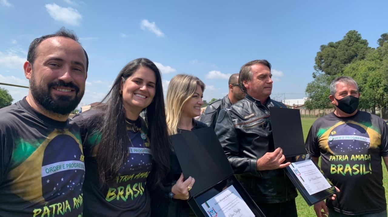 Bolsonaro e Aline recebem título de cidadania em Piraí do Sul