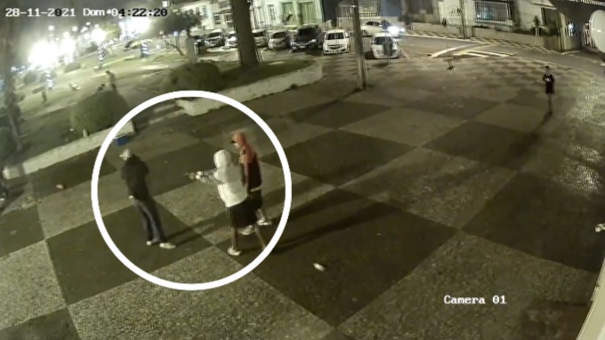 Jovem é baleado no abdômen em praça de Castro; veja vídeo