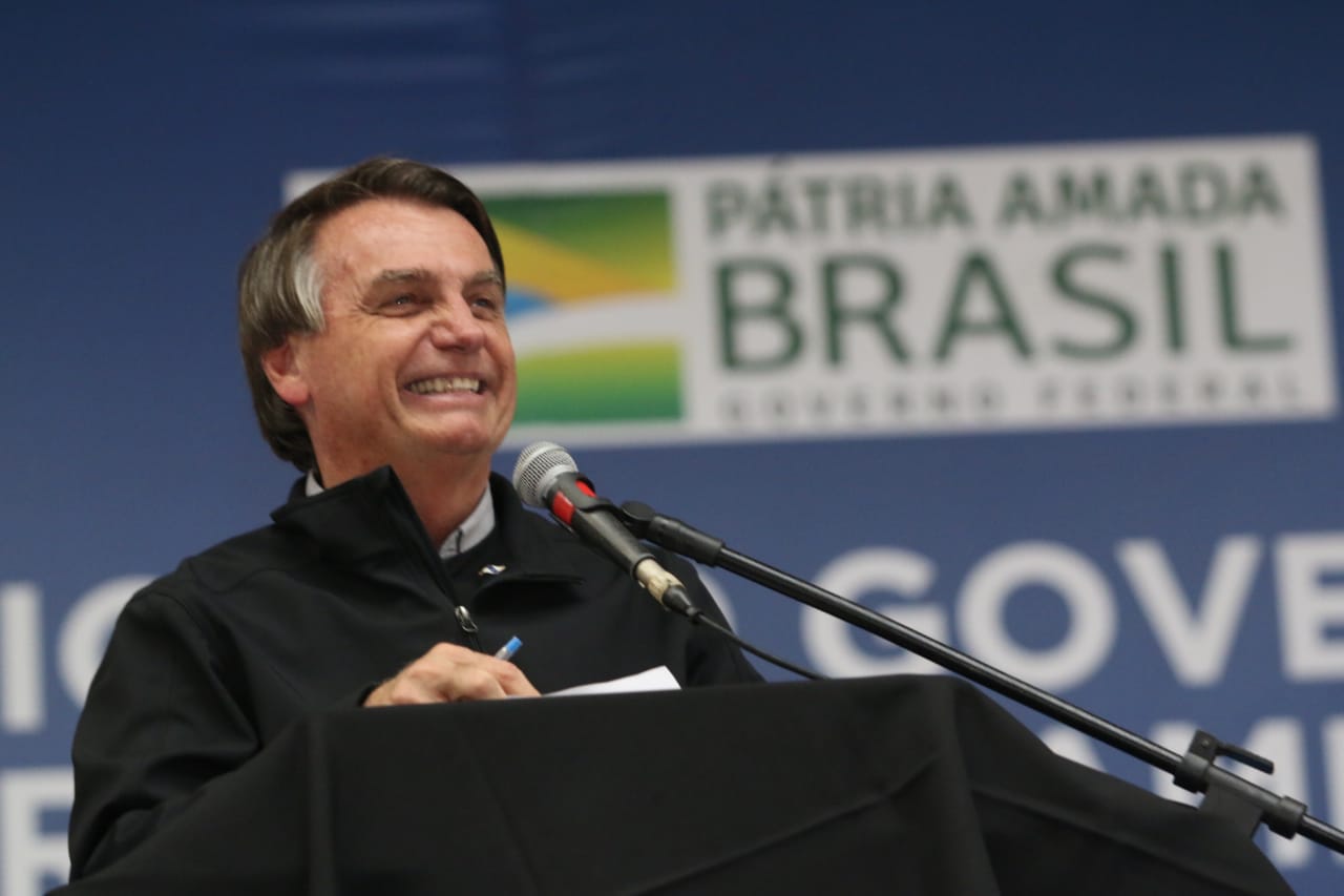 Em Castro, Bolsonaro discursa para apoiadores em tom de campanha