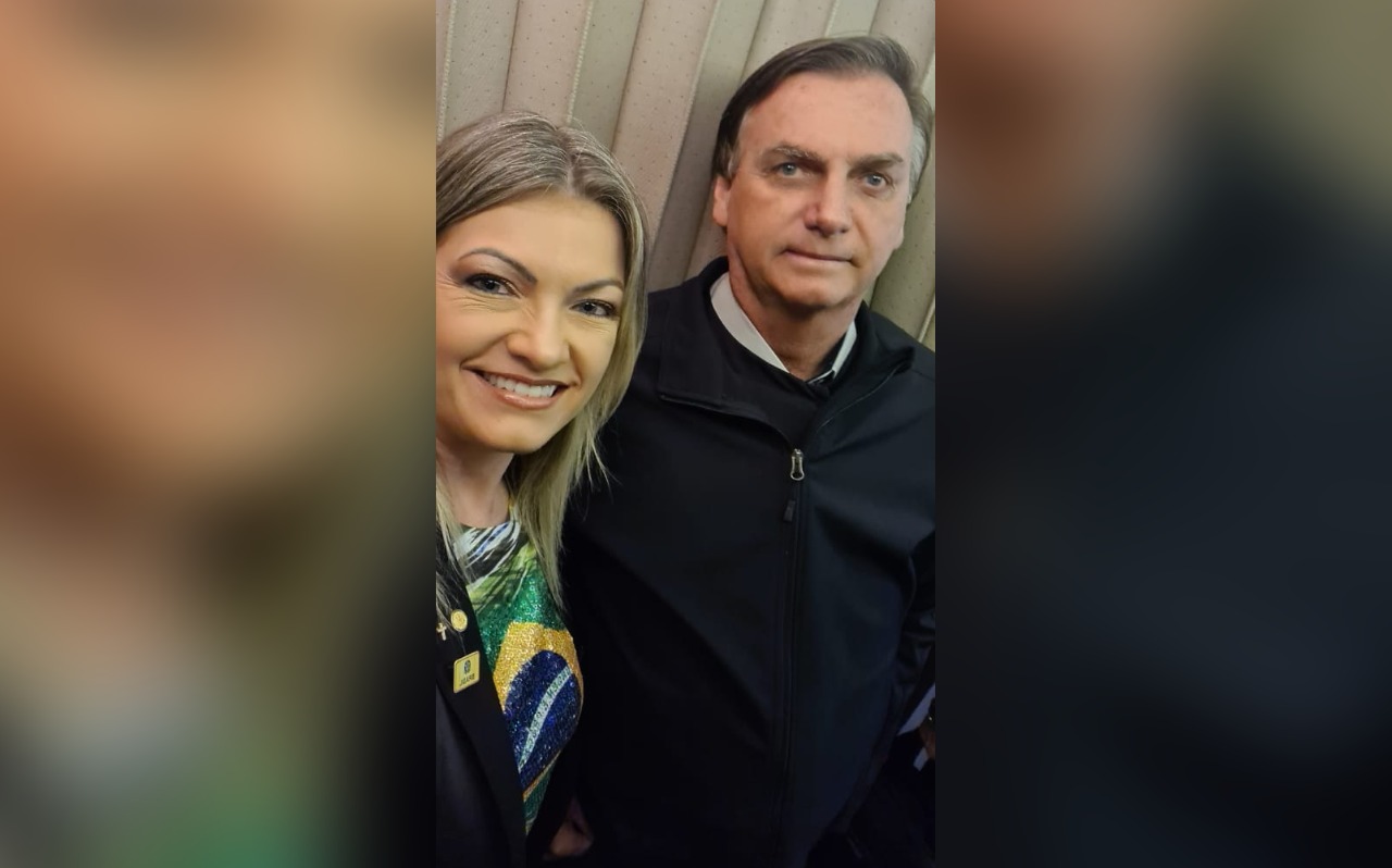 Bolsonaro já está em solo ponta-grossense acompanhado da deputada federal Aline Sleutjes e comitiva presidencial