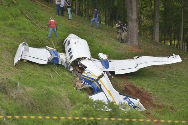 Avião que transportava Marília Mendonça é retirado do local da queda