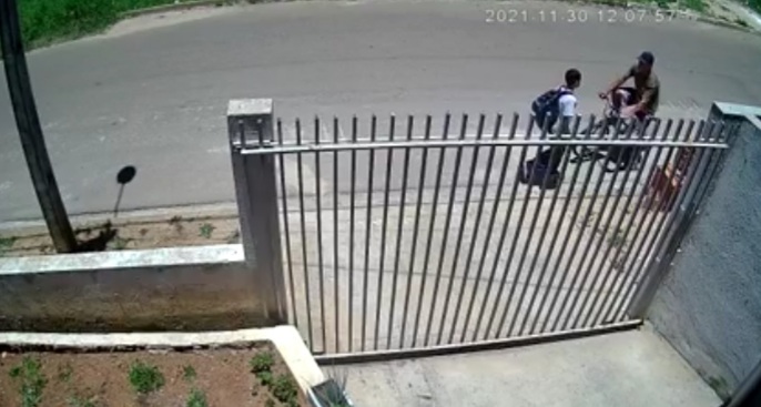 Câmera de segurança registra menino sendo assaltado em Castro