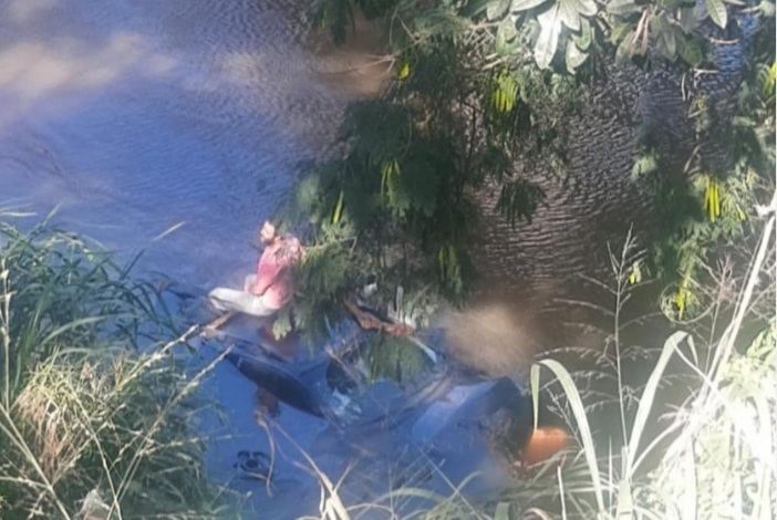 Fiat Strada cai em rio e PM salva dois homens em Sengés