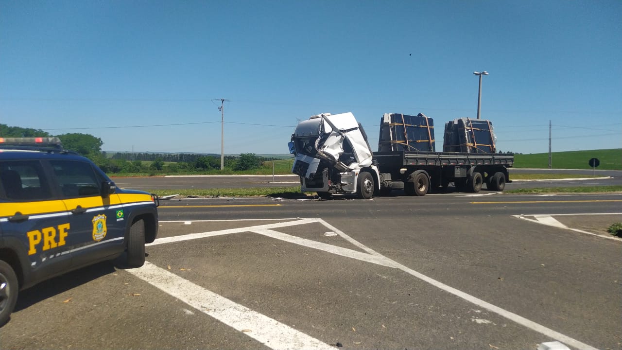 Caminhoneiro de VW fica ferido ao tentar acessar trevo de município na BR-373