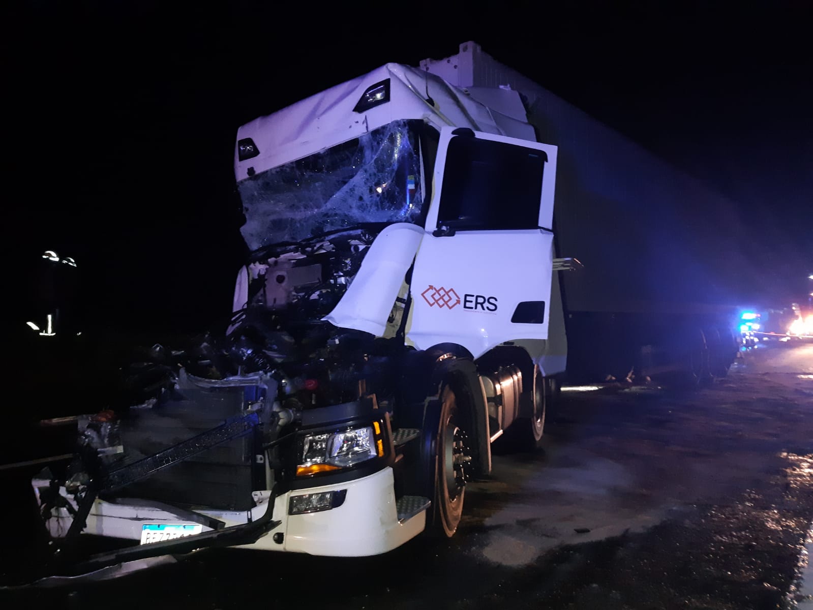 Motorista de Scania fica gravemente ferido na BR-376
