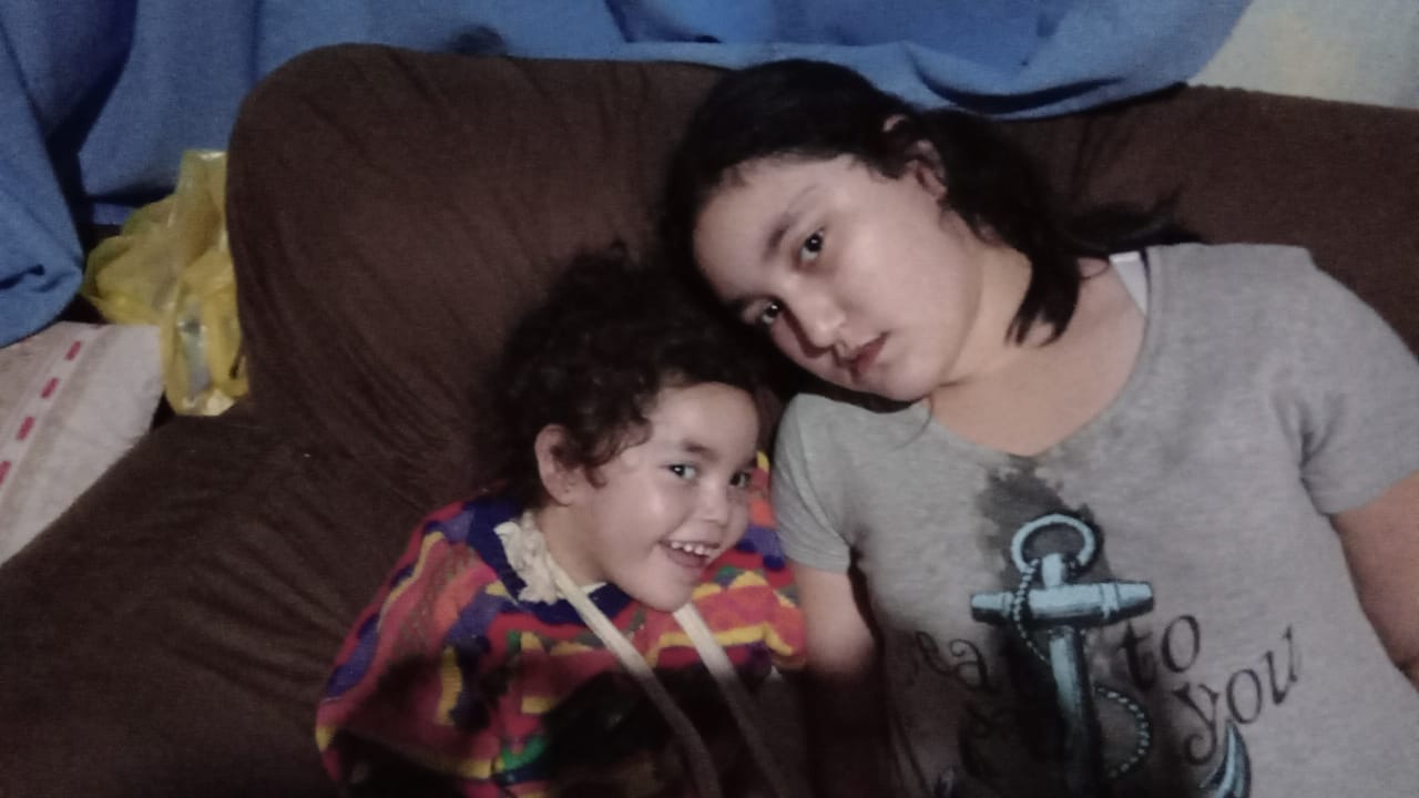 Família de Castro pede ajuda para despesas com filhas que tem paralisia cerebral