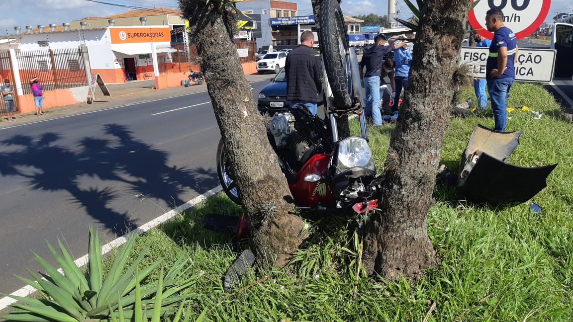 Motocicleta para de ponta-cabeça em árvore após ser atingida por carro