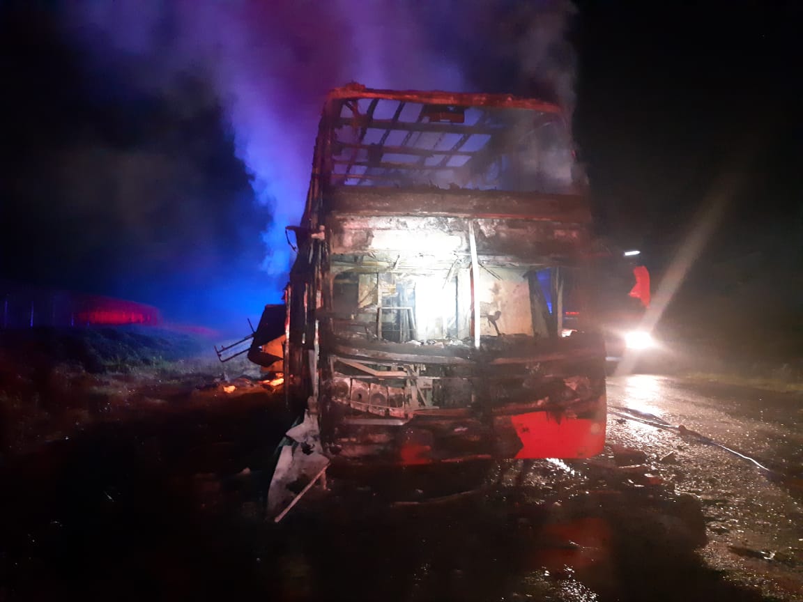 Ônibus de turismo com 55 pessoas pega fogo na BR-376