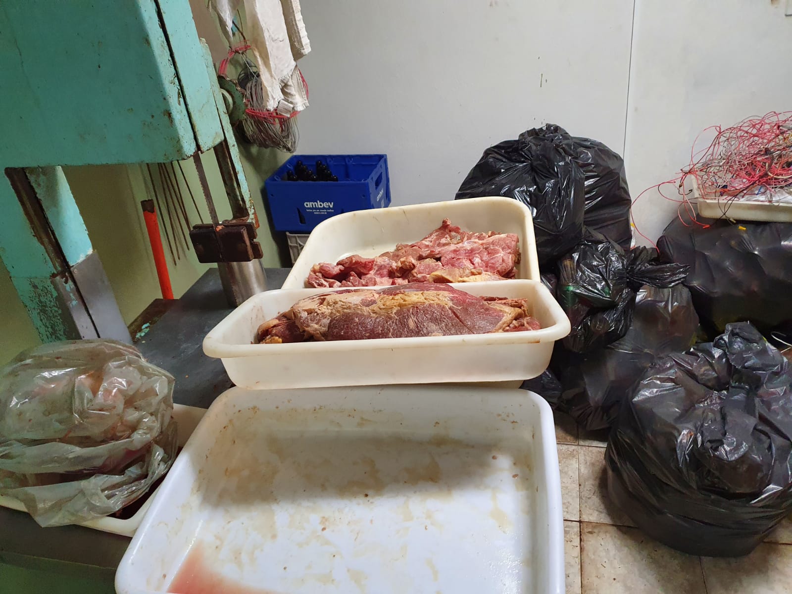 Comerciante em Castro é preso por vender carne em condições impróprias para consumo