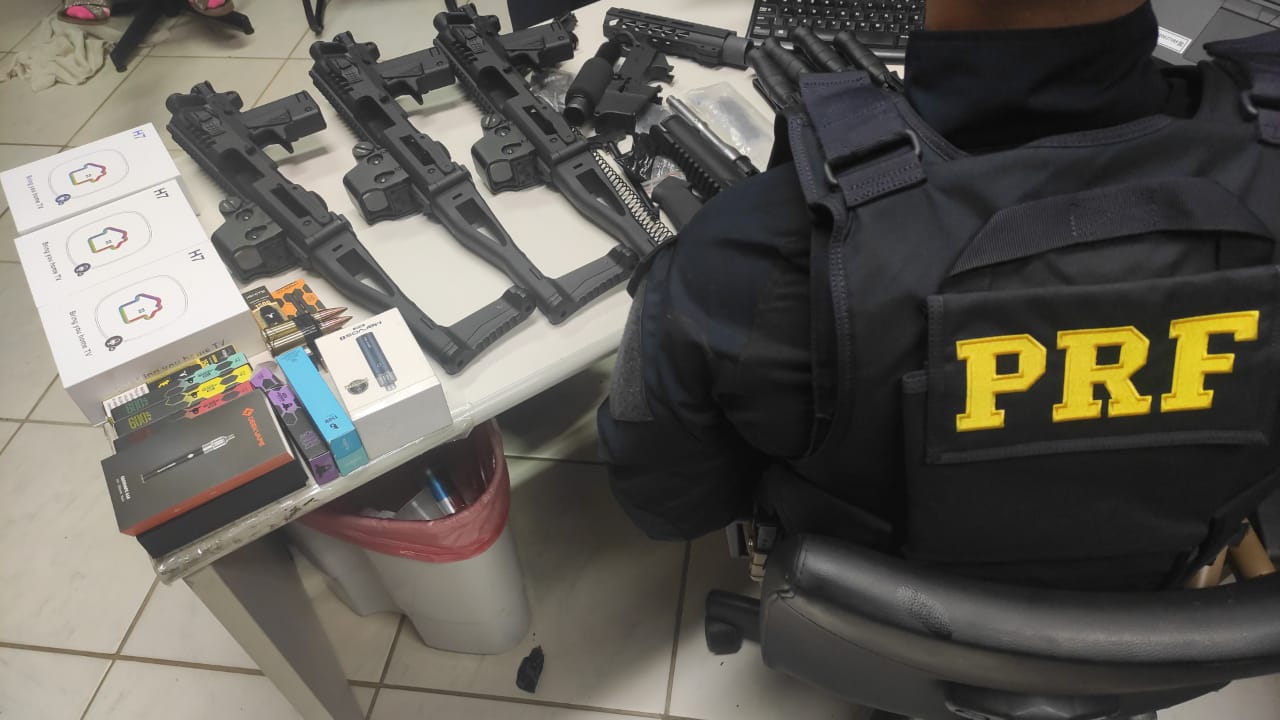 PRF prende mãe e filho por tráfico internacional de armas no Paraná
