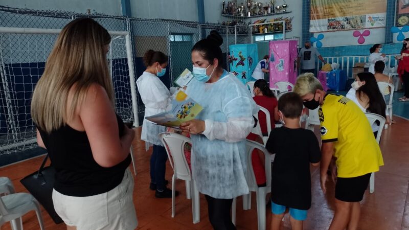 COM COMORBIDADES: Baixa procura não se repetiu e crianças fazem fila para receber vacina