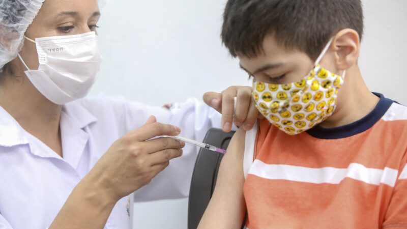 Paraná chega a 253 mil crianças vacinadas e secretário reforça importância da imunização