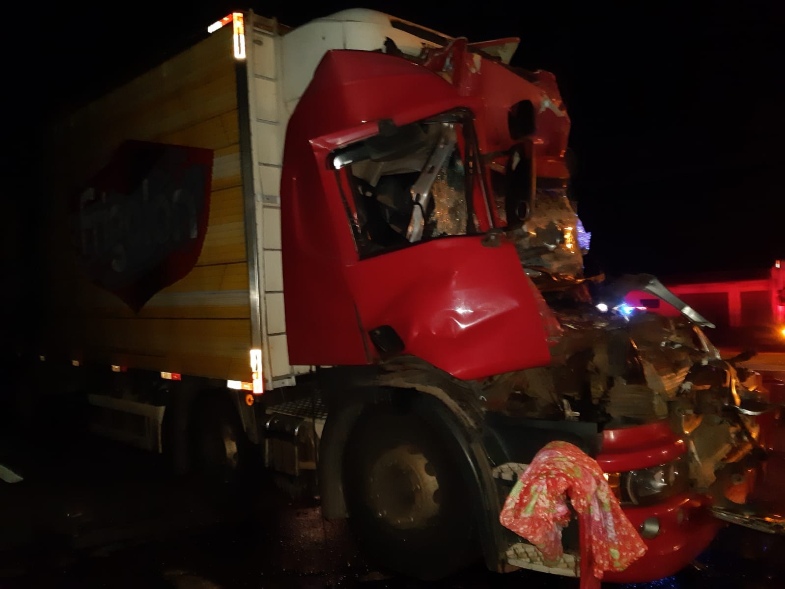 Acidente entre caminhões na Souza Naves causa mais uma morte
