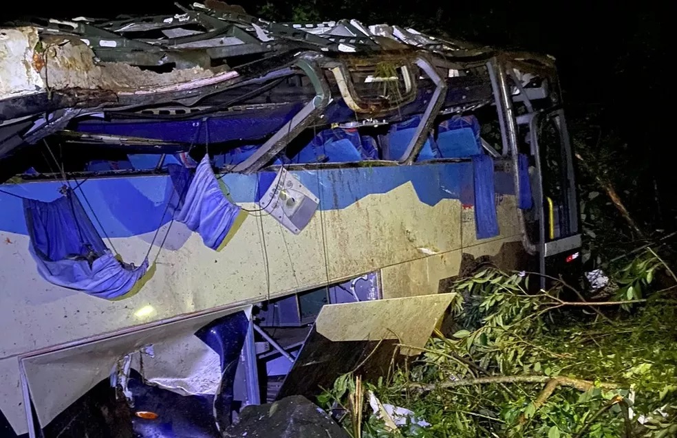 TRAGÉDIA EM SAPOPEMA: Sobe para 11 os mortos em queda de ônibus em ribanceira