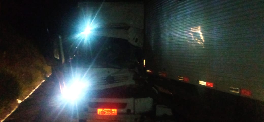 Colisão traseira envolvendo caminhões fere motorista que ficou preso nas ferragens