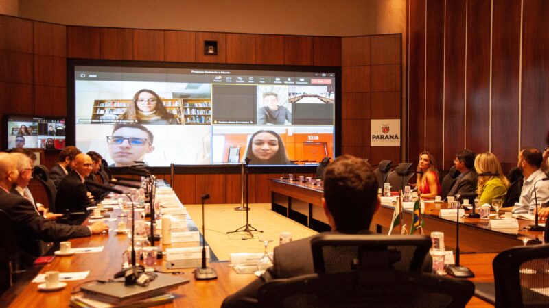 Alunos em intercâmbio no Canadá fazem videoconferência com diplomatas no Brasil