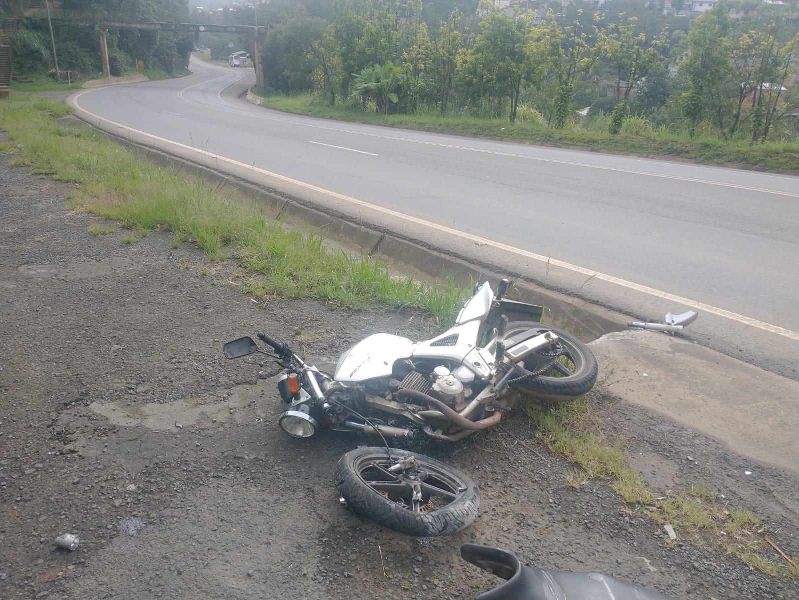 Motociclista sofre queda em rodovia