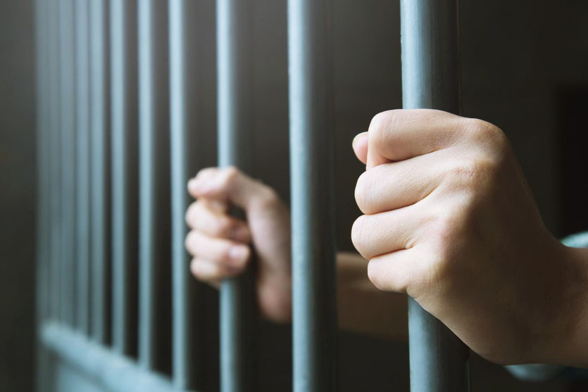 Homem é preso sob acusação de manter esposa grávida em cárcere privado