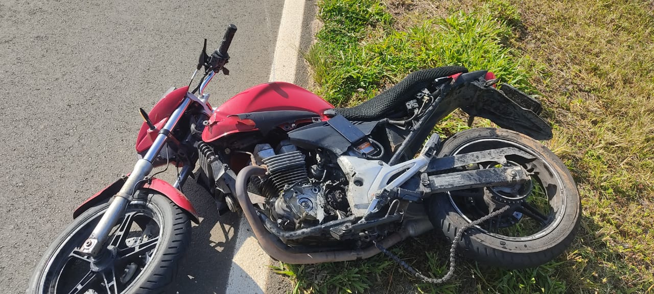 Motociclista morre ao colidir de frente com carreta entre Castro e Tibagi