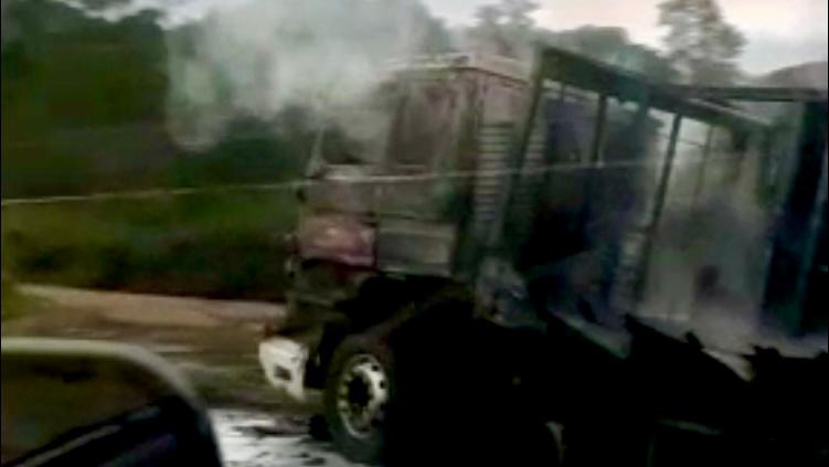 Vídeo – Caminhão é consumido pelo fogo na PR 151