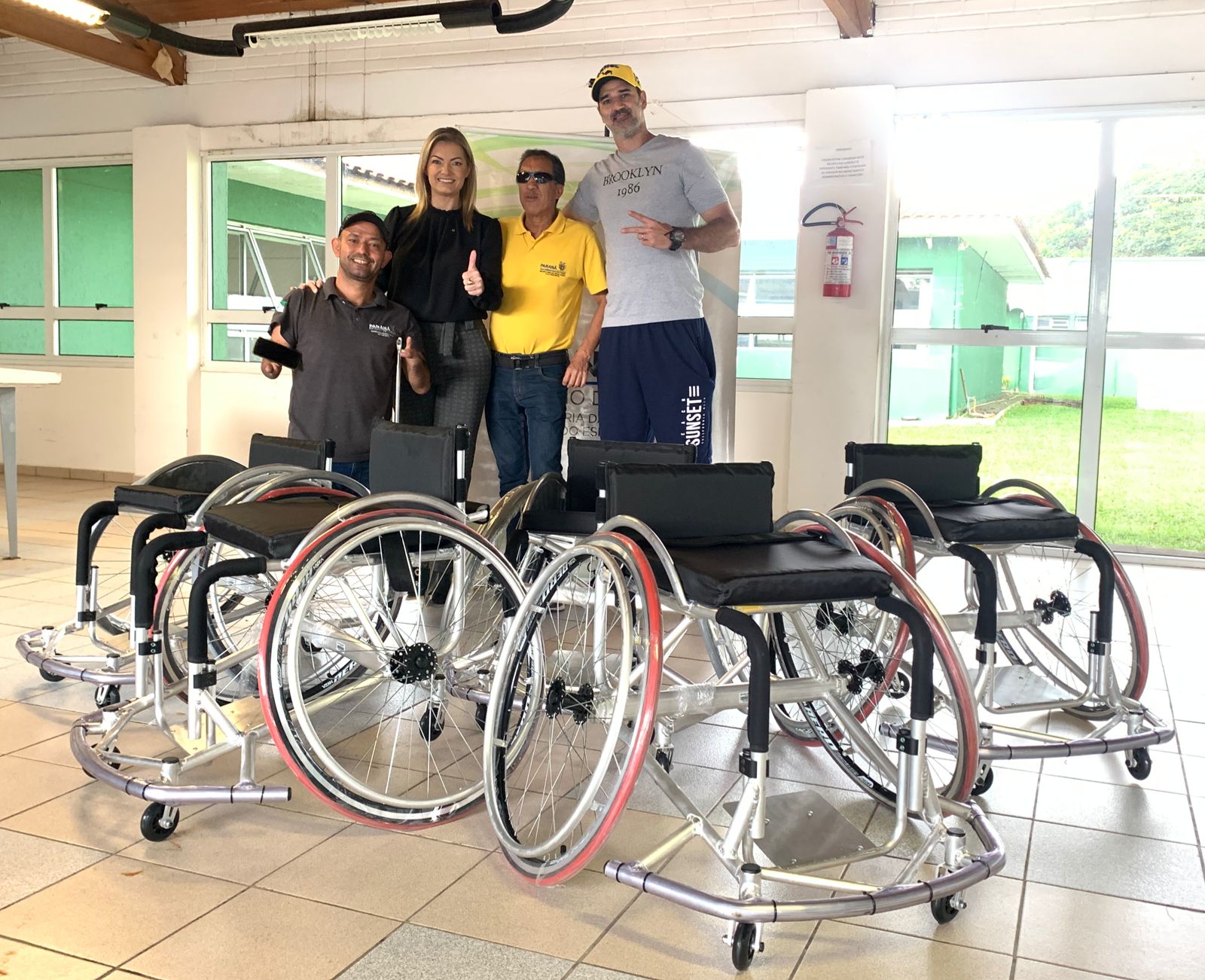 Deputada Aline Sleutjes e entrega de cadeiras de rodas em Curitiba