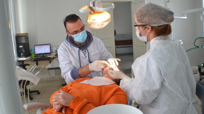 Detentos de Castro recebem tratamento dentário por meio de parceria entre a Cadeia Pública do município e a Secretaria de Saúde