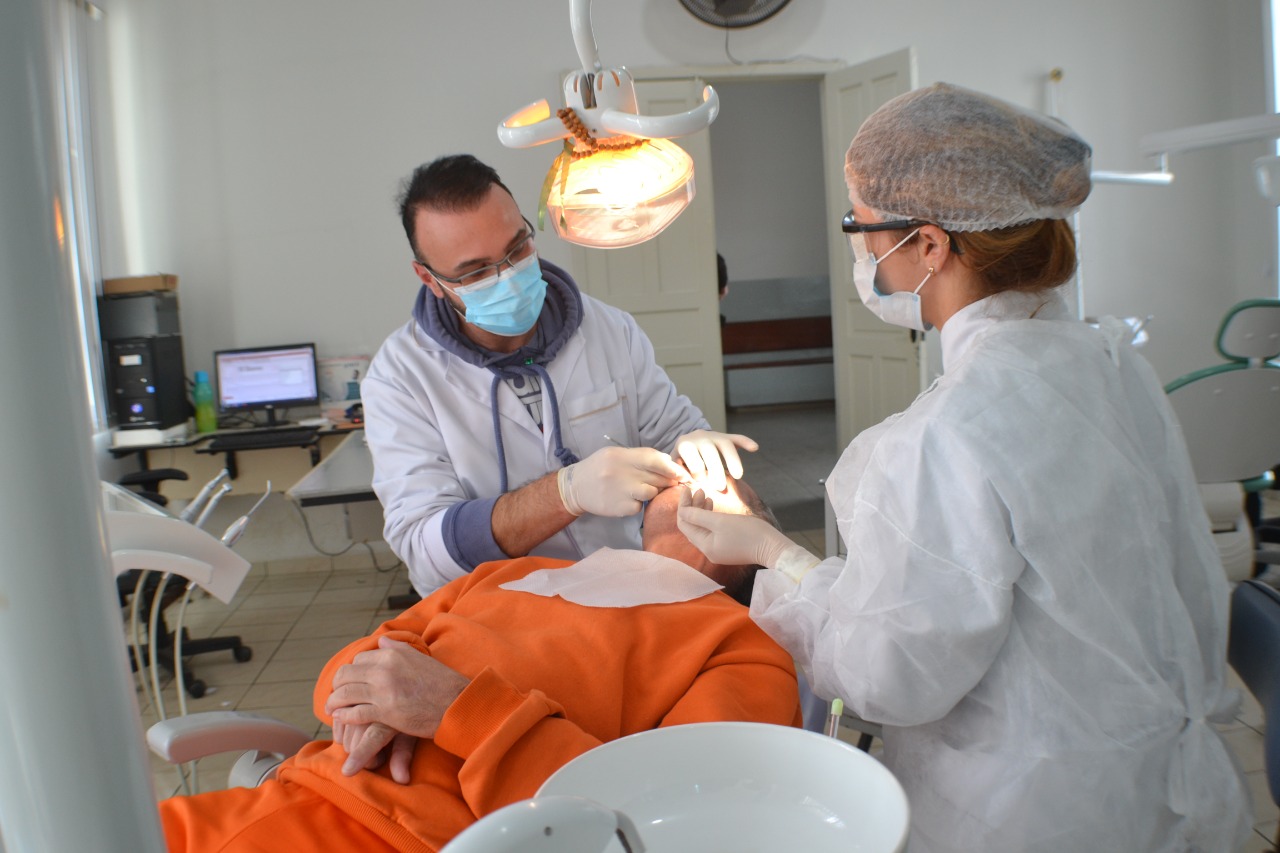 Detentos de Castro recebem tratamento dentário por meio de parceria entre a Cadeia Pública do município e a Secretaria de Saúde