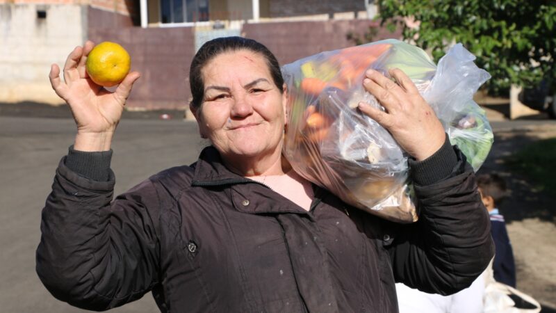 Ecofeira distribui 1,5 tonelada de alimentos em Castro