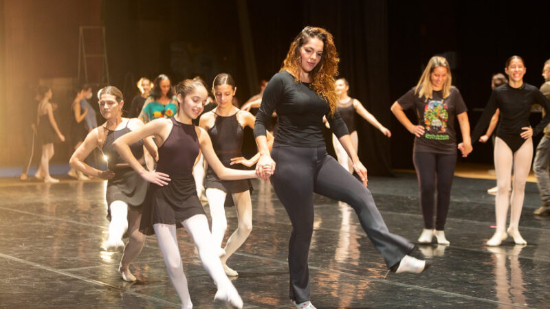 Comemoração antecipada: Escola de Dança Teatro Guaíra leva mães das bailarinas para os palcos
